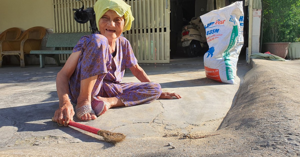 Giữa Sài Gòn, cụ bà gần 40 năm ở gầm cầu thang Thanh Đa vì thích tự do