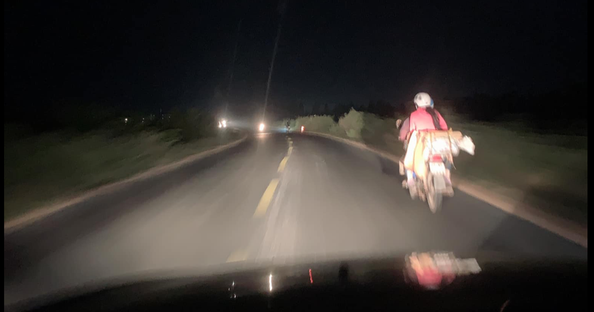 Cảm động bác tài miền Tây rọi đèn suốt 60km cho xe máy đi đoạn đường xấu