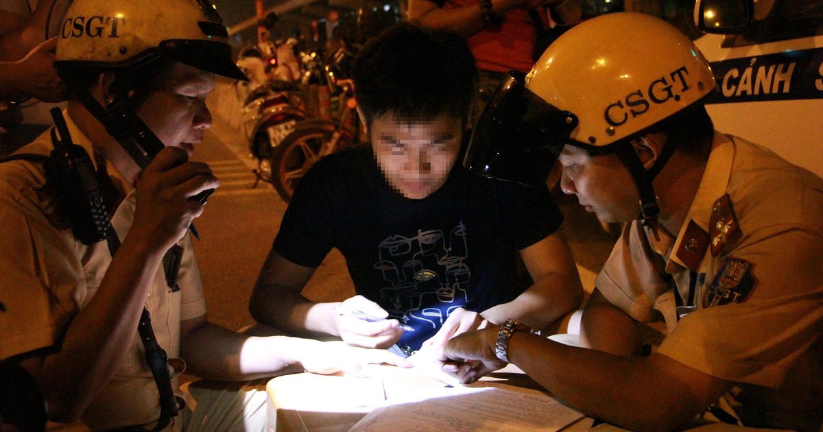 Uống nửa lon bia, lái xe công nghệ bị CSGT thổi cồn tước bằng 11 tháng: Hết Tết!