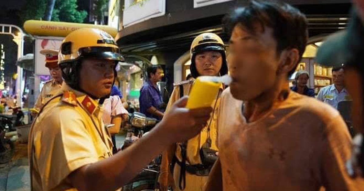 Đang chạy xe thấy CSGT đo nồng độ cồn, xuống dắt bộ có 'né' được không?