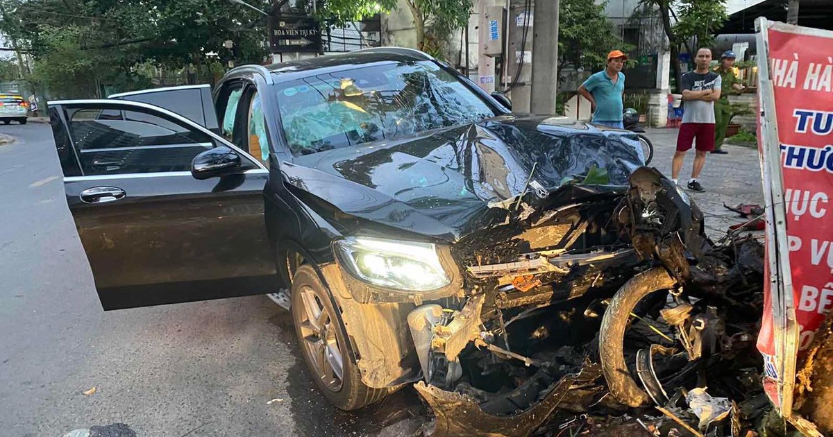 Lái xe Mercedes tông GrabBike chở nữ tiếp viên hàng không: Giả bằng lái và cả CMND