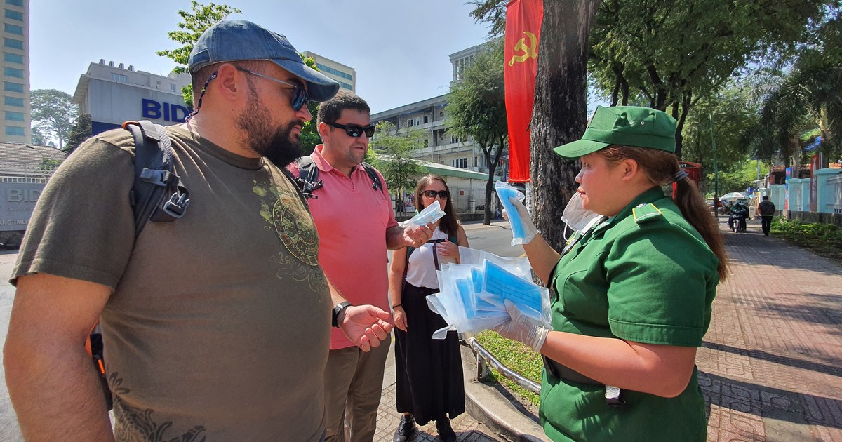 Khách Tây, người Sài Gòn bất ngờ được phát khẩu trang y tế miễn phí tận tay