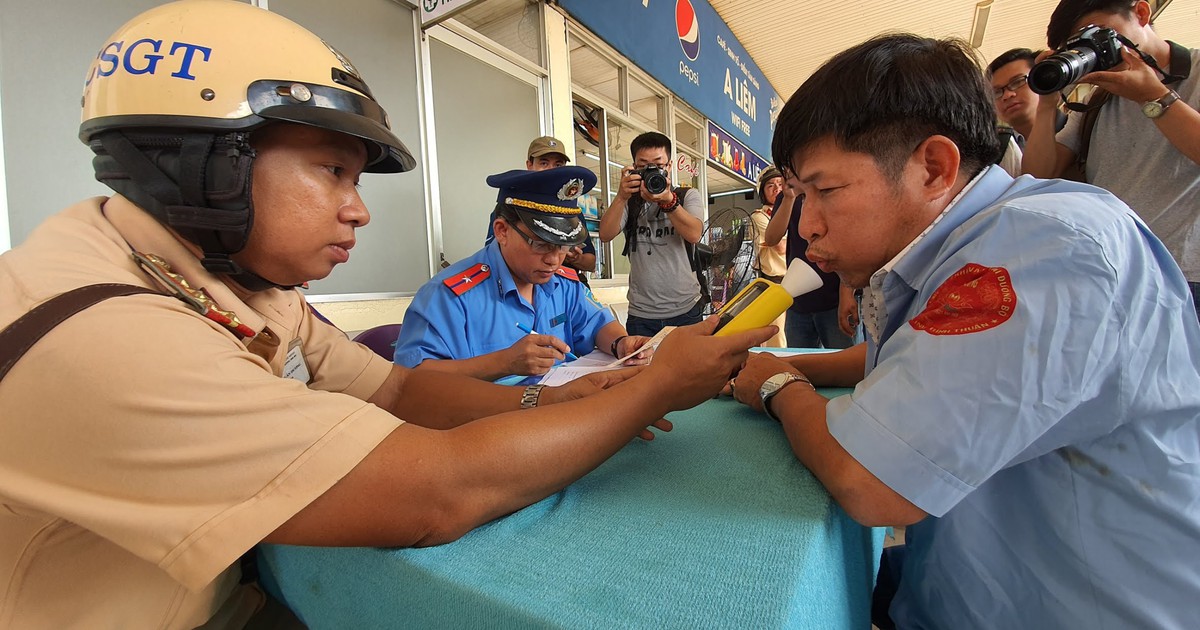 Người dân lo lắng thổi nồng độ cồn có thể lây Corona: CSGT TP.HCM nói gì?