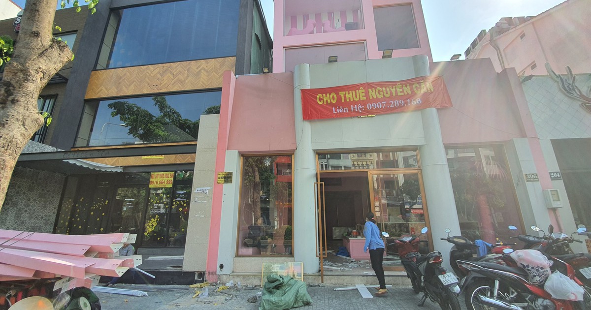 Người Sài Gòn bất ngờ khi phố ăn uống sầm uất chi chít biển cho thuê nhà