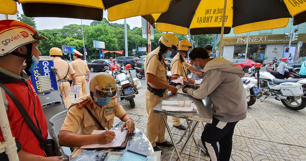 Người Sài Gòn vượt đèn đỏ bị CSGT ghi hình xử phạt: ‘Lỡ rồi chạy luôn’