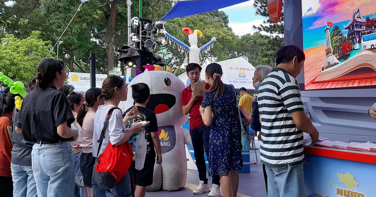 Người dân TP.HCM hào hứng đến công viên săn tour giá rẻ