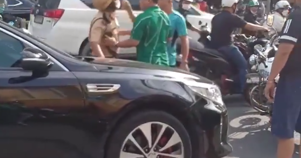 2 người văng tục, hất bụng khi CSGT TP.HCM lập biên bản: Phạt thêm 5 triệu