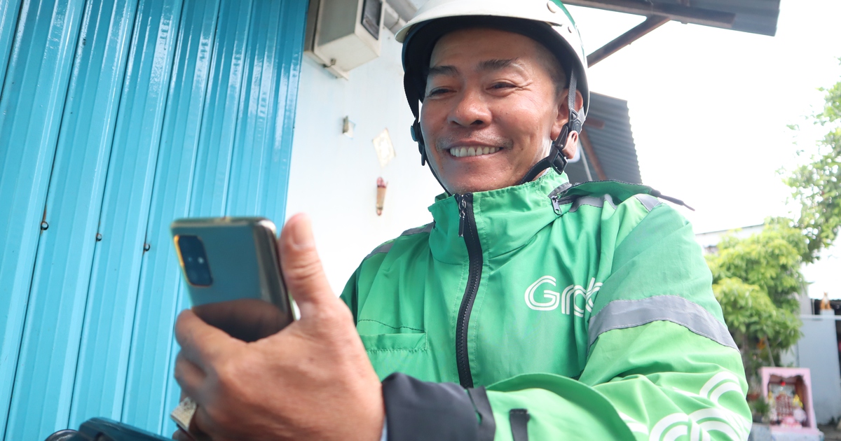 Tài xế GrabBike chạy ăn từng bữa nhưng quyết không lấy tiền người khuyết tật