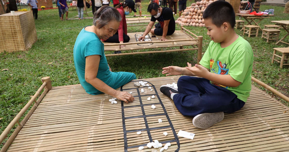 Ăn Tết, chơi Tết và đi chợ Tết sớm tại Lễ hội Tết Việt ở TP.HCM