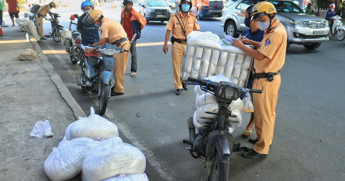 Chạy xe nát, xe tự chế bị CSGT TP.HCM 'truy quét': 'Giờ ở nhà là chết đói'