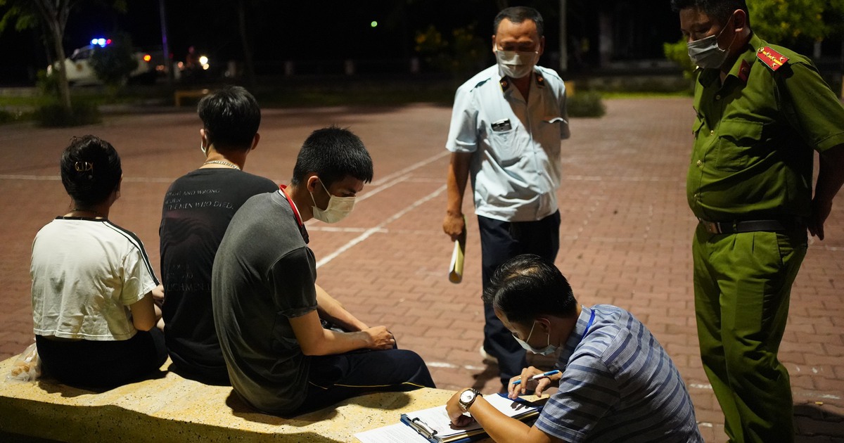 Xử phạt không đeo khẩu trang phòng Covid-19 ở TP.HCM: Có người bỏ chạy tán loạn