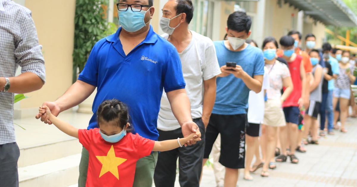 Cư dân chung cư TP.HCM chờ kết quả xét nghiệm Covid-19: 'Có sức khỏe, kiếm tiền sau'