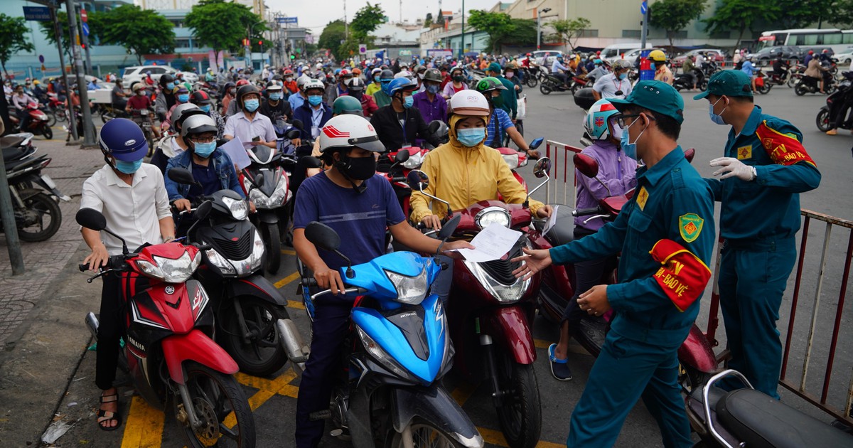 Sáng 2.6, chốt kiểm soát dịch ở Gò Vấp vẫn đông đen người chờ tới lượt