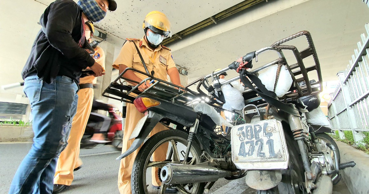 CSGT TP.HCM 3 tháng phạt hơn 14.230 trường hợp xe cà tàng tung hoành đường phố