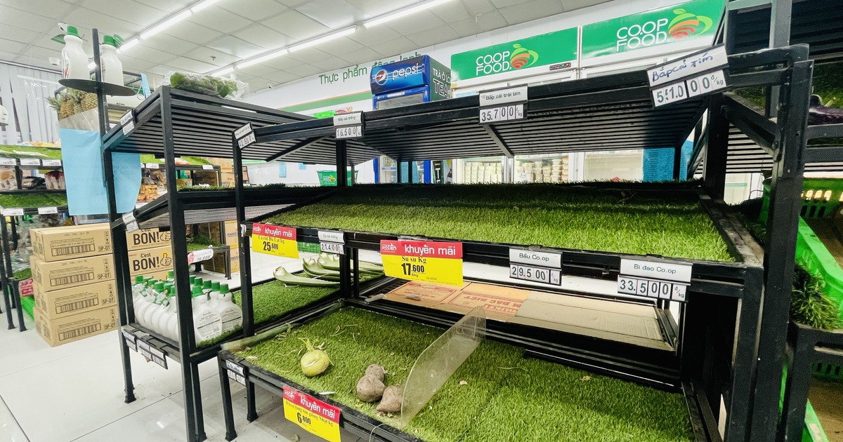 Chiều 7.7, người dân TP.HCM 'lùng' mua rau xanh khắp các chợ, siêu thị