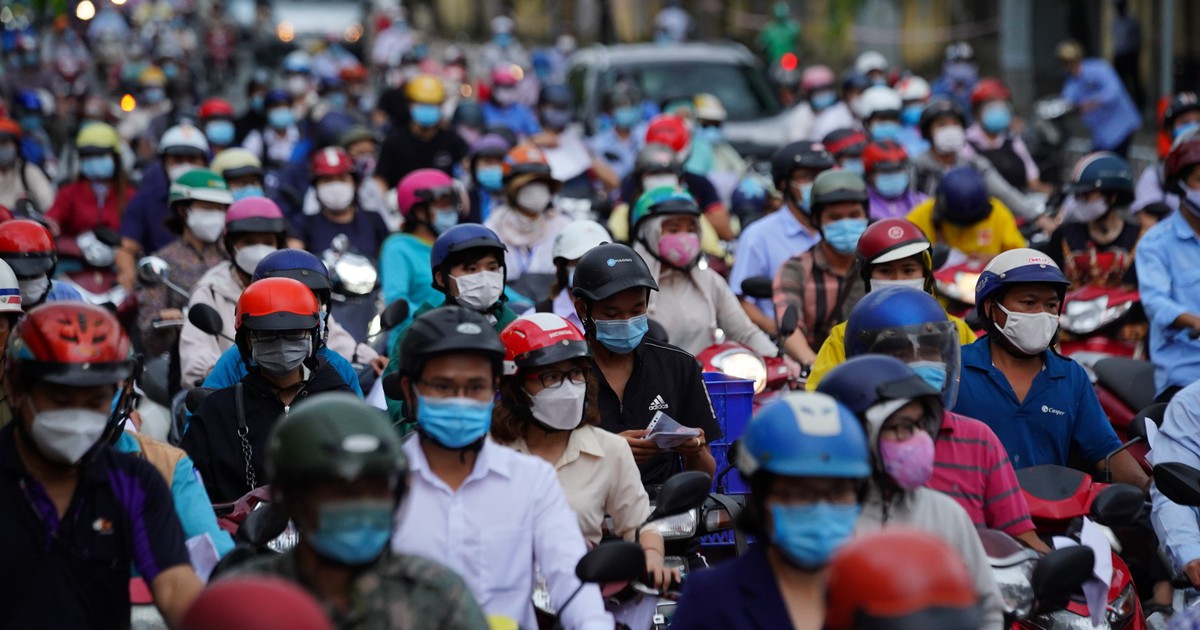 Chốt kiểm soát ở Gò Vấp lại ùn nhưng hiếm người phải quay xe vì có giấy thông hành