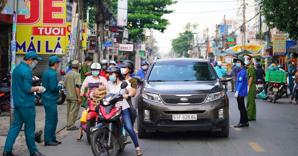 Phường ở TP.HCM giao chỉ tiêu phạt người vi phạm Chỉ thị 16: Quận chấn chỉnh ngay