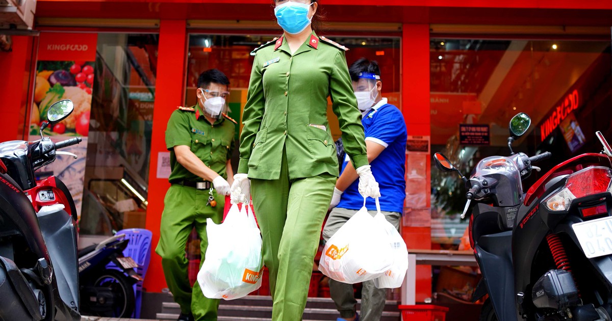 Nữ công an lái xe đặc chủng đi siêu thị giúp người dân TP.HCM: Bà con mừng, mình hết mệt