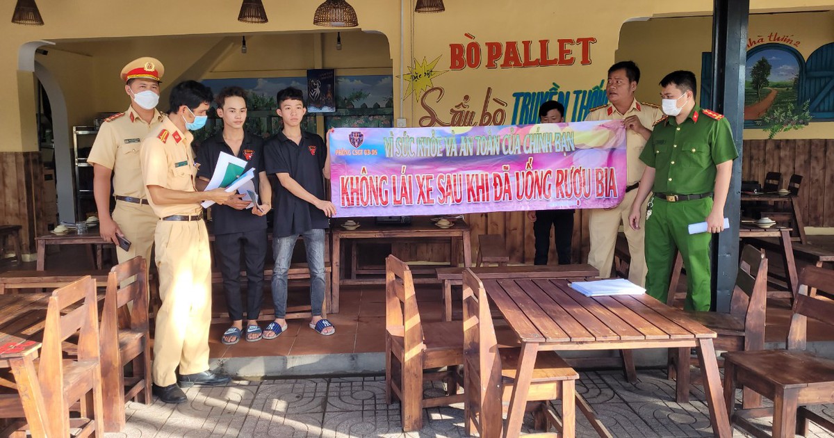 CSGT TP.HCM mong chủ quán nhậu báo tin khách xỉn lái xe: Quán nào sẽ báo?