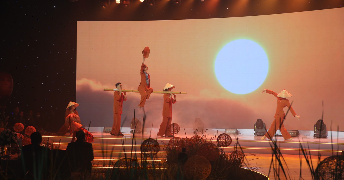 TP.HCM trình diễn áo dài, truyền cảm hứng 'Tinh hoa gạo Việt' đến khách quốc tế