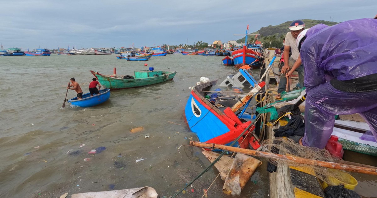 Lý Sơn sau bão Noru: Hợp sức trục vớt tàu chìm, có người ngơ ngác 'ghe đâu?'