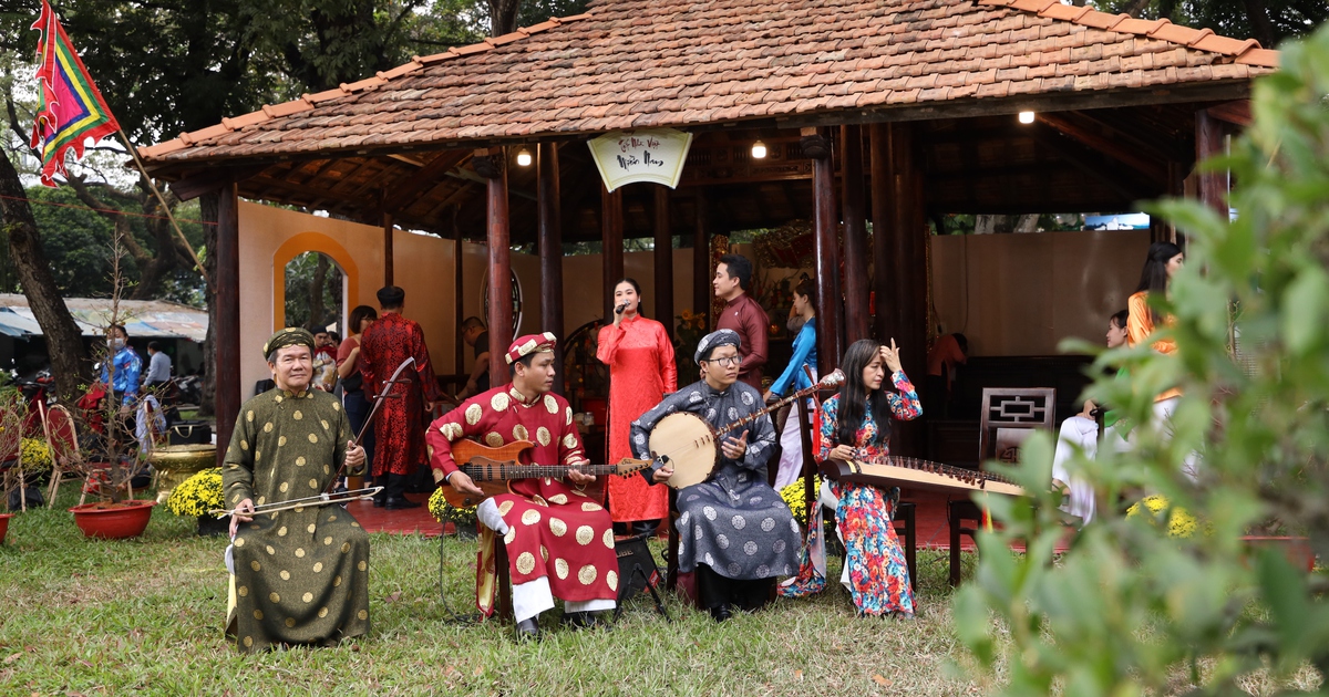 Ý nghĩa tục hái lộc đầu năm, trồng cây nêu ngày tết của người Việt