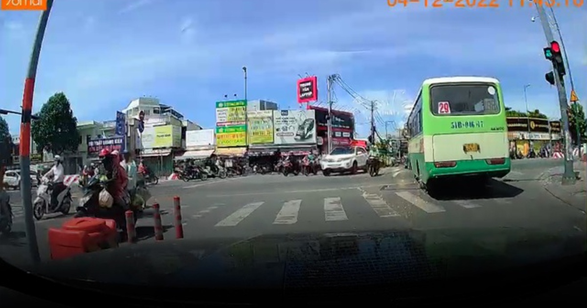 Xe buýt vượt đèn đỏ ở TP.HCM bị camera hành trình ghi; CSGT mời lên phạt tước bằng