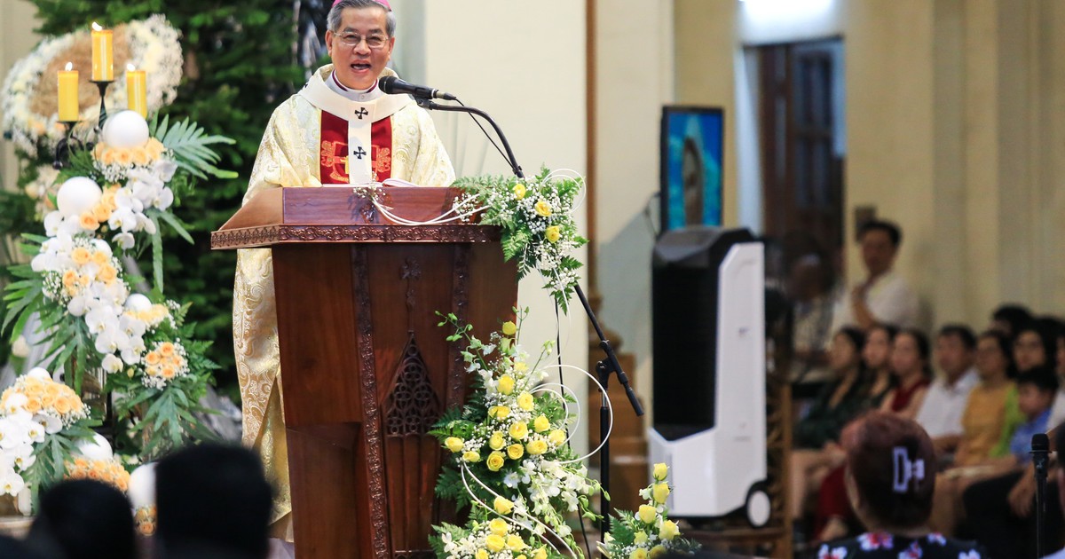 Giáo dân TP.HCM dự thánh lễ mừng Chúa Giáng sinh trong Nhà thờ Đức Bà