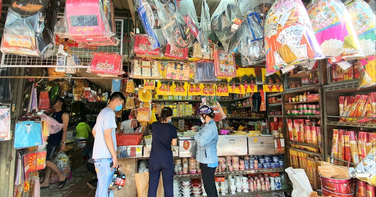 ‘Mua vàng mã, lấy tiền đó giúp người nghèo tốt hơn’: Phật giáo quan niệm thế nào về đốt vàng mã?