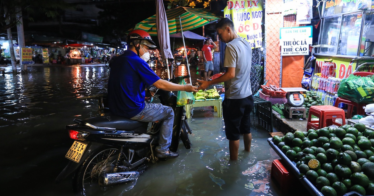 TP.HCM có mưa chiều tối mùng 6; mực nước sông Sài Gòn gần chạm mốc lịch sử