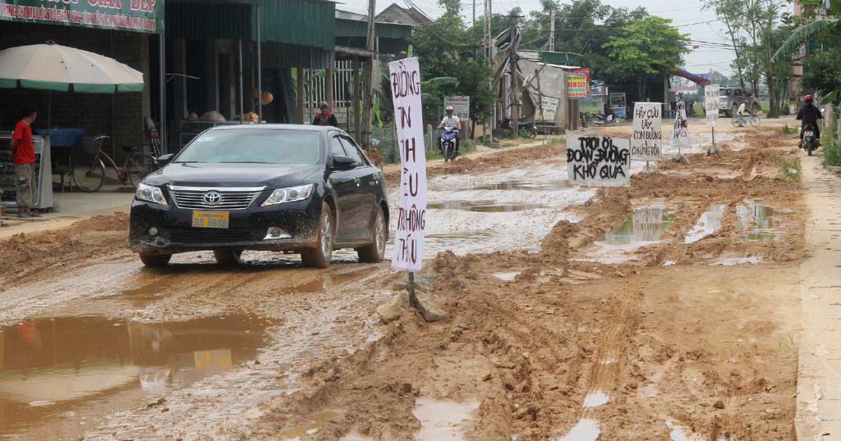 Đường lầy lội hơn ruộng, dân cắm biển kêu cứu