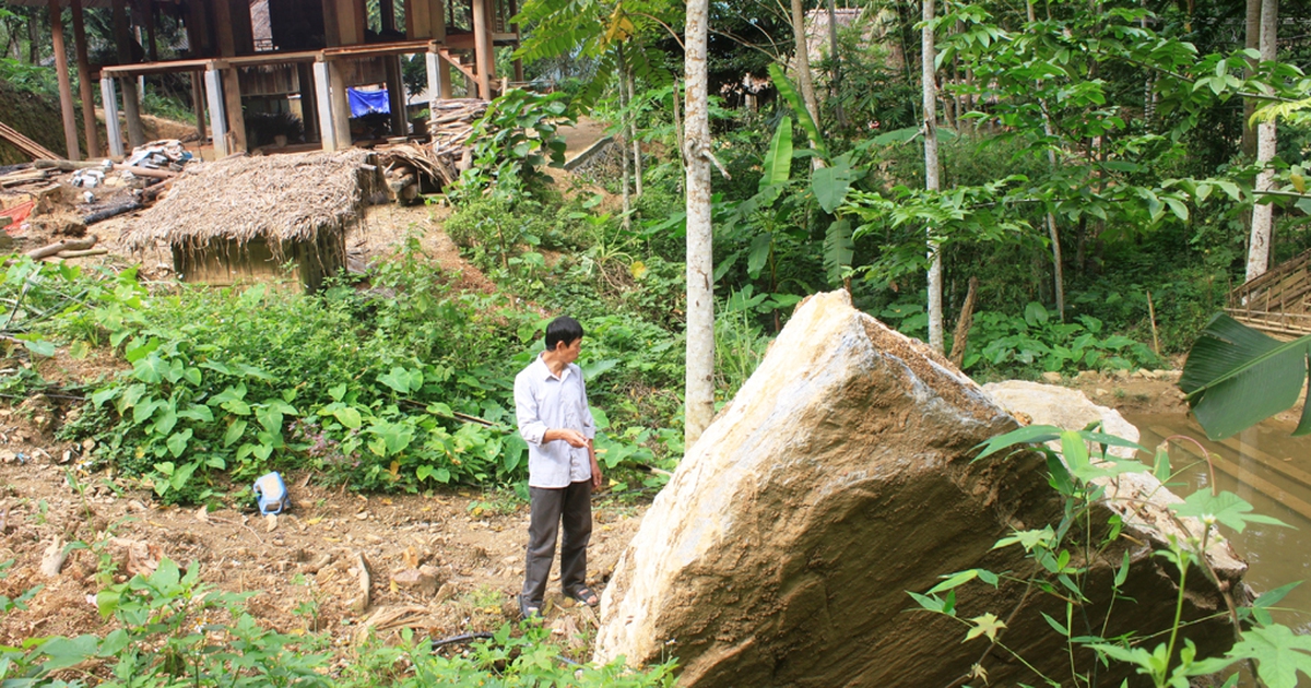 Sống nơm nớp vì đá 'từ trên trời' rơi xuống