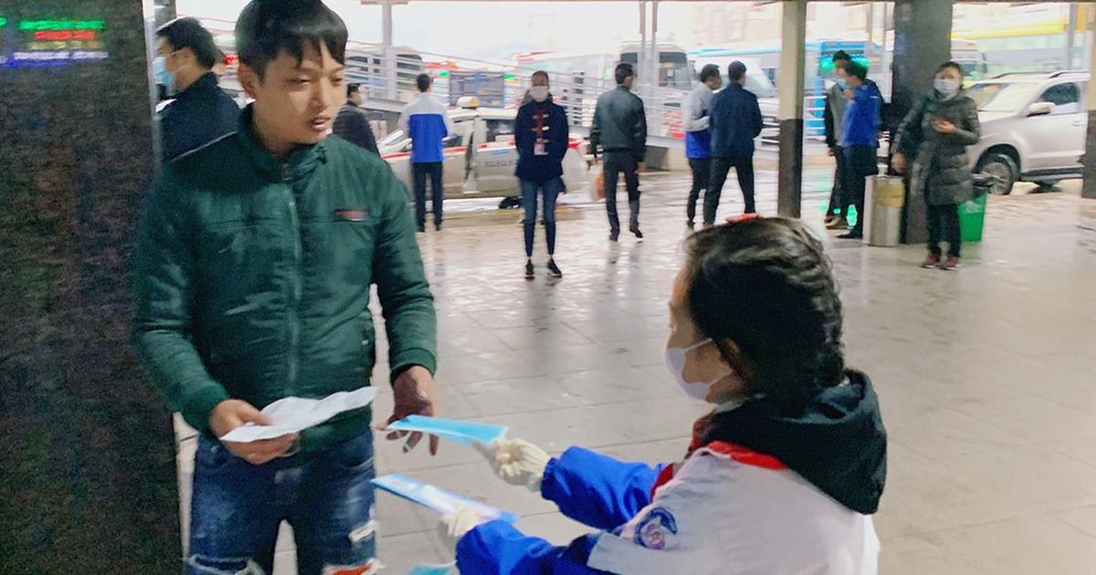 Bé Nguyễn Ngọc Trinh đi phát khẩu trang miễn phí phòng dịch Corona tại bến xe