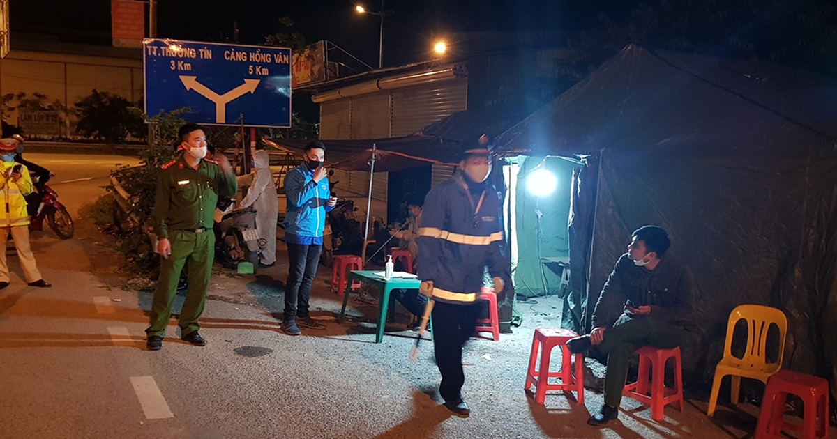 Thức thâu đêm ở các chốt phòng dịch Covid-19
