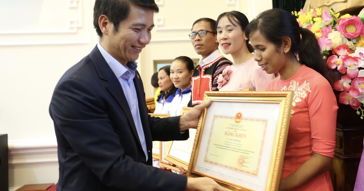 Bộ GD-ĐT tặng bằng khen cho 63 giáo viên chương trình 'Chia sẻ cùng thầy cô'