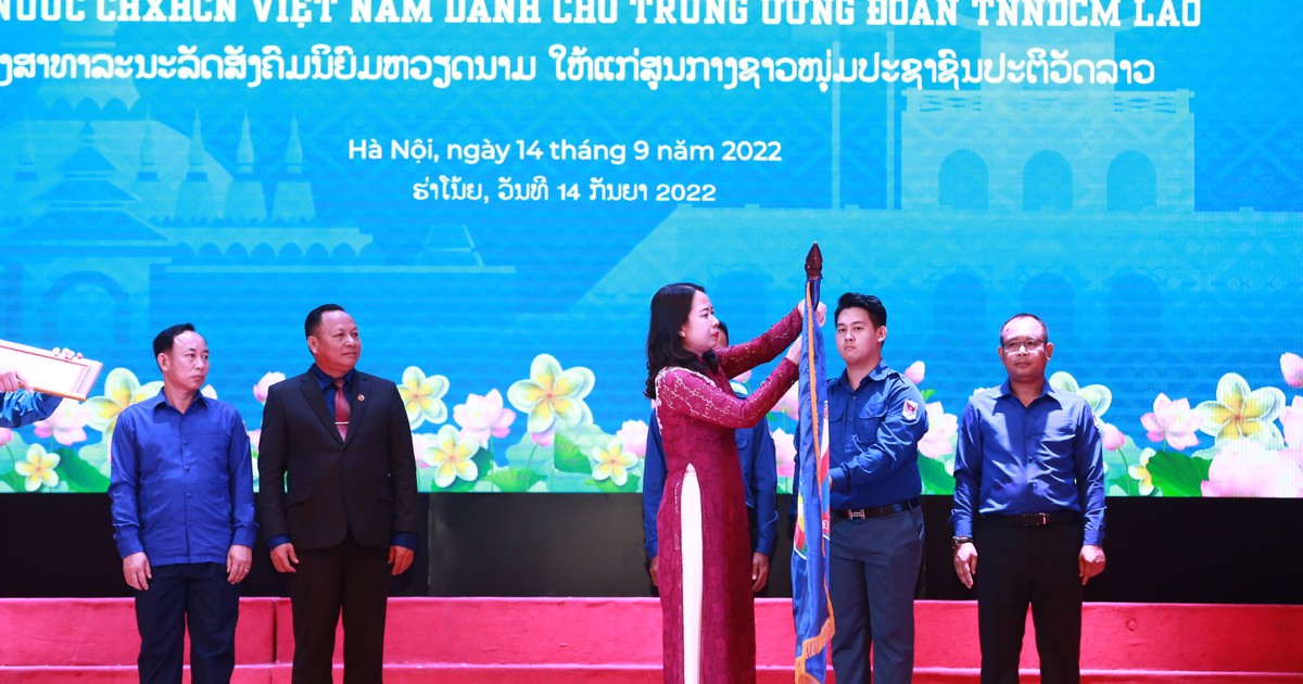 T.Ư Đoàn hai nước Việt Nam - Lào được tặng Huân chương Lao động hạng nhất