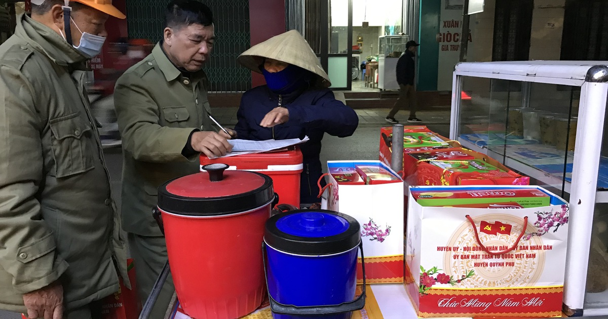 Đang bán hàng rong, bà lão cảm động nhận quà tết từ 'người đi xe ba gác'