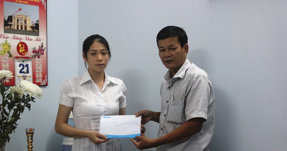 Trao tiền cho gia đình liệt sĩ phi công SU 22