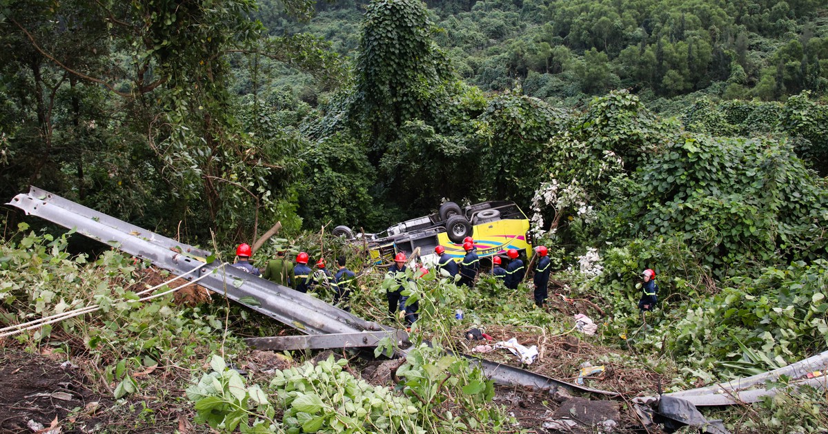 Xe chở đoàn sinh viên rơi xuống đèo Hải Vân, 1 người chết