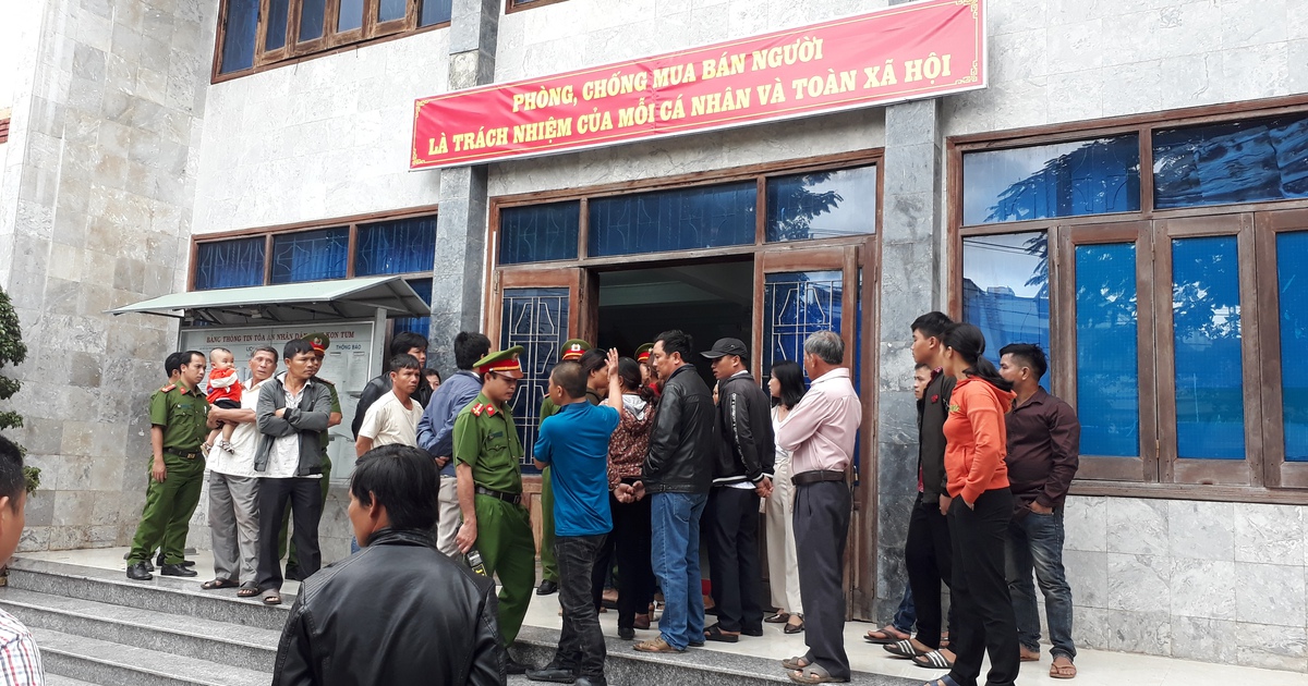 Đứng ngoài phiên tòa công khai vì 'không có giấy mời', người thân bị cáo bức xúc