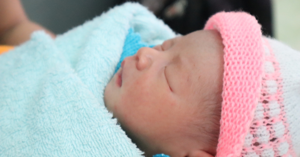 Bé gái sơ sinh bị bỏ rơi trong bịch nilon bên lề đường