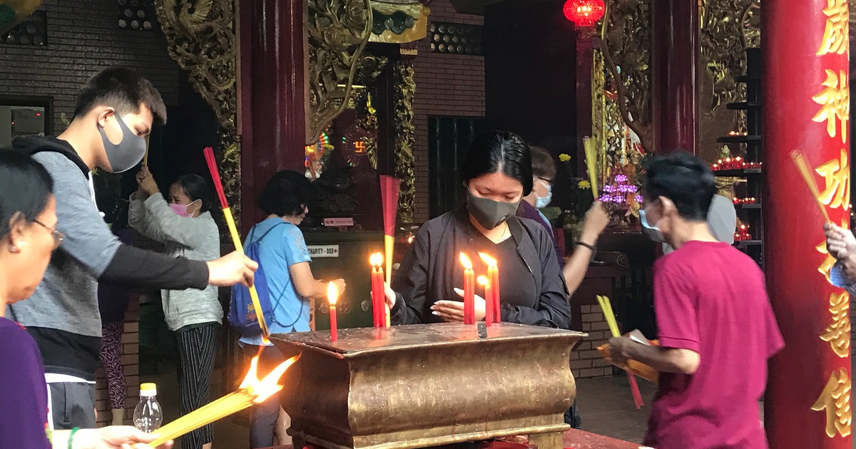 Người trẻ mang khẩu trang đi lễ Tết Nguyên Tiêu giữa mùa dịch virus corona