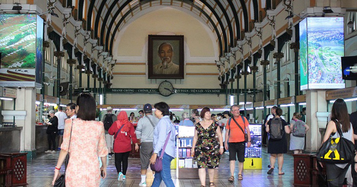 Nhiều điểm du lịch ở TP.HCM lại đông khách: Hướng dẫn viên mừng vì có việc