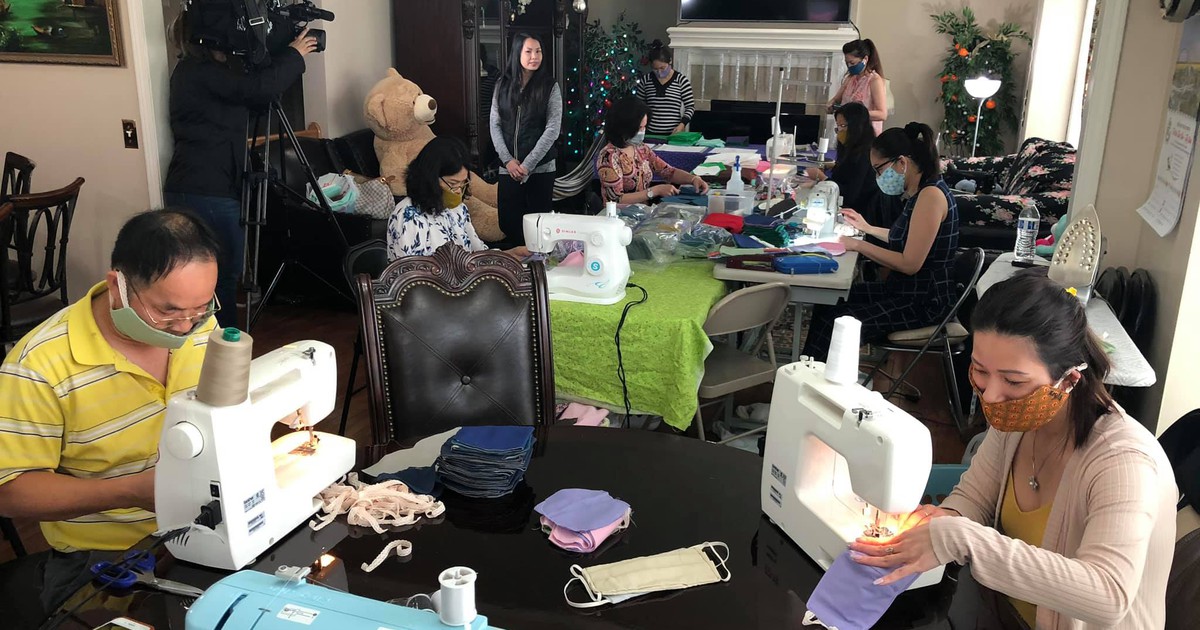 Người Việt ở Mỹ may khẩu trang tặng bệnh viện, có lúc làm 14 tiếng/ngày