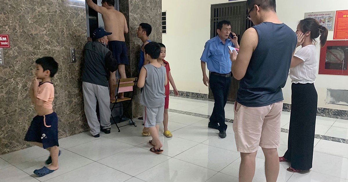 Nóng trên mạng xã hội: Xót xa cảnh cụ ông 83 tuổi bị thang máy 'nhốt'