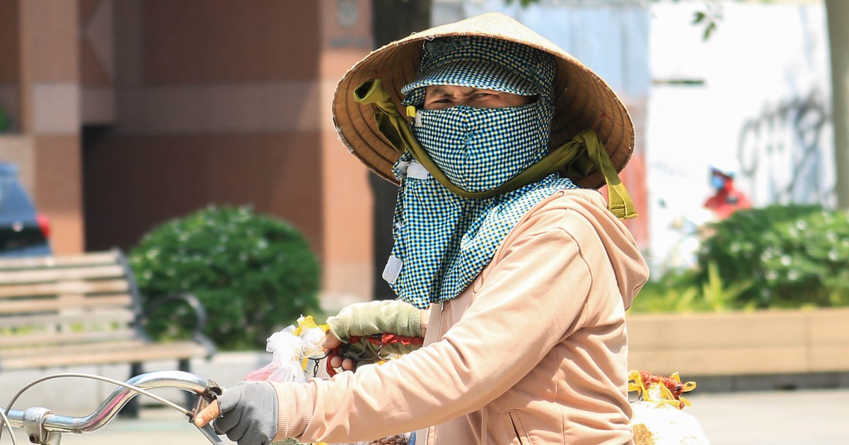 Nhọc nhằn mưu sinh giữa Sài Gòn nắng đổ lửa: 'Sợ bán ế hơn sợ trời nóng!'