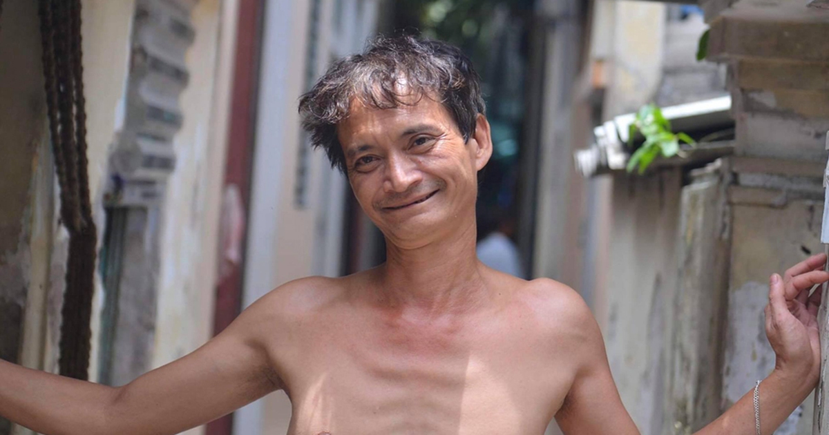 Phía sau gia cảnh người đàn ông giơ tay hứng bé gái treo trên lan can