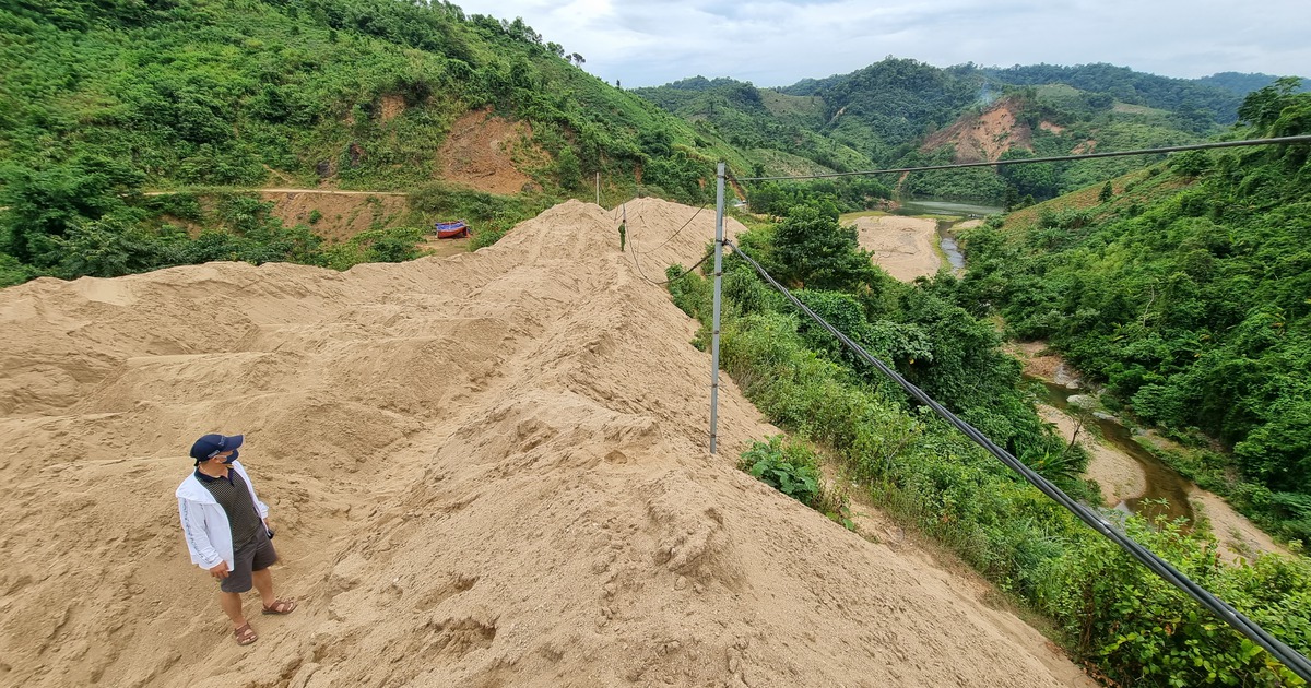 Ngang nhiên hút cát trái phép giữa lòng hồ thủy điện Khe Giông