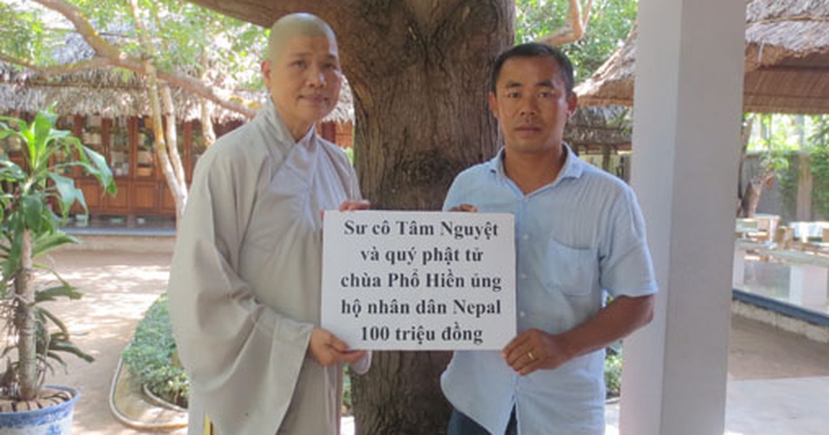 Ni sư và phật tử giúp nạn nhân động đất ở Nepal