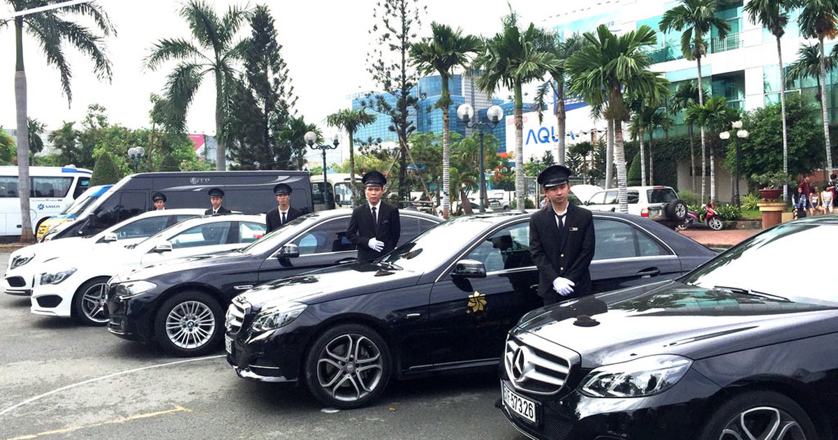 Xe cao cấp đưa đón khách tại Sân bay Tân Sơn Nhất